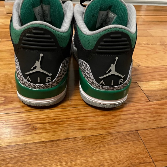 New condition Jordan' 3's - Picture 4 of 4